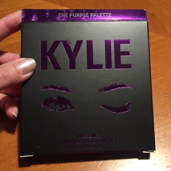 🎉2 X HP🎉 Kylie The Purple Eyeshadow Palette - Picture 4 of 16